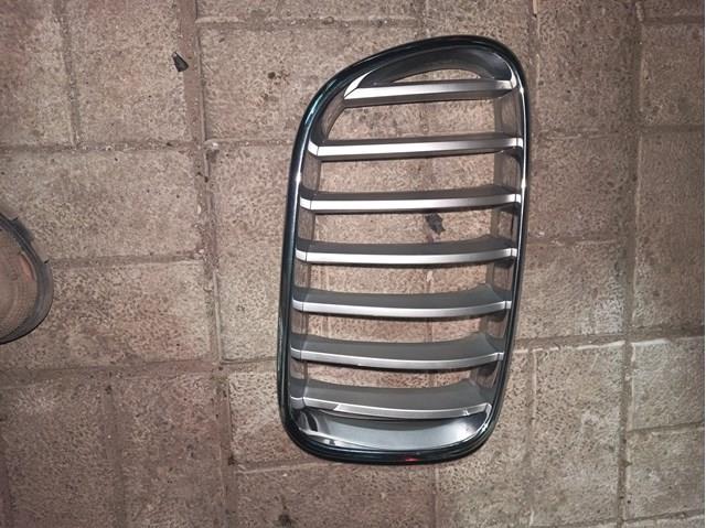 Решітка радіатора права 51117210726 BMW