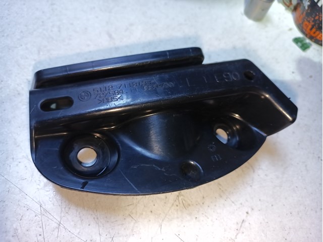 Кріплення бамера ліве 51127118193 BMW