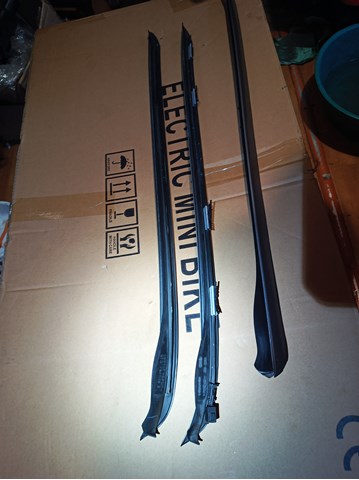 Молдинг лобового скла, правий 51317286180 BMW