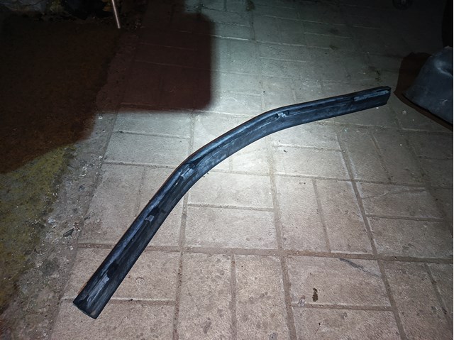 Гумка ущільнювача під капот 51767239146 BMW