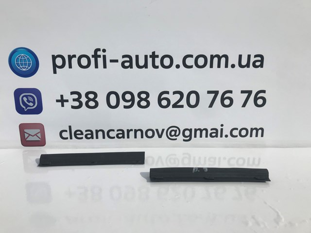 Гумка ущільнювача під капот 17A823709 VAG