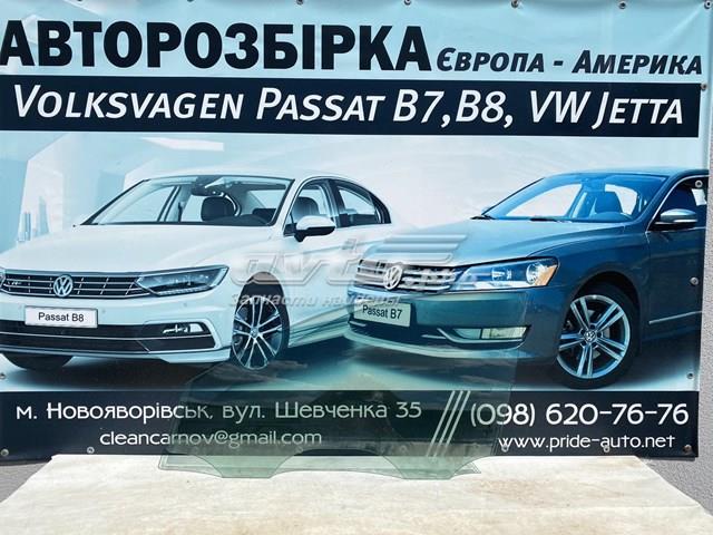 Скло передніх дверей, лівою 561845201 VAG