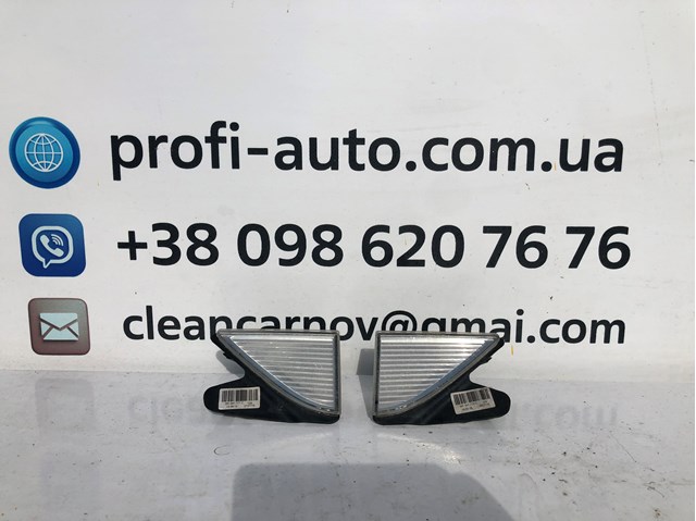 Катафот (відбивач) переднього бампера, правий 561941778C VAG