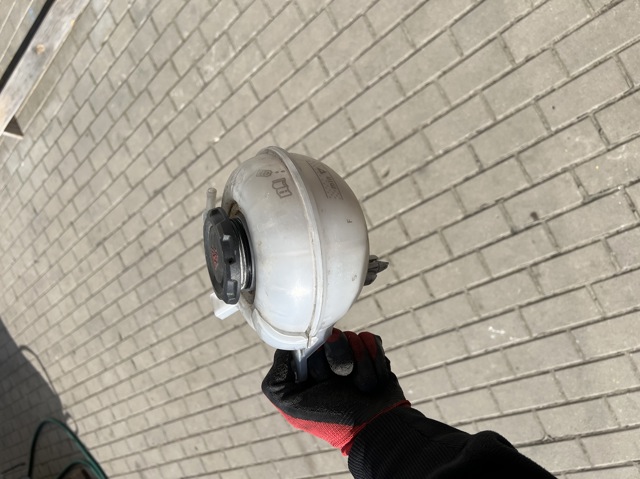 Бачок розширювальний 5QM121407E VAG