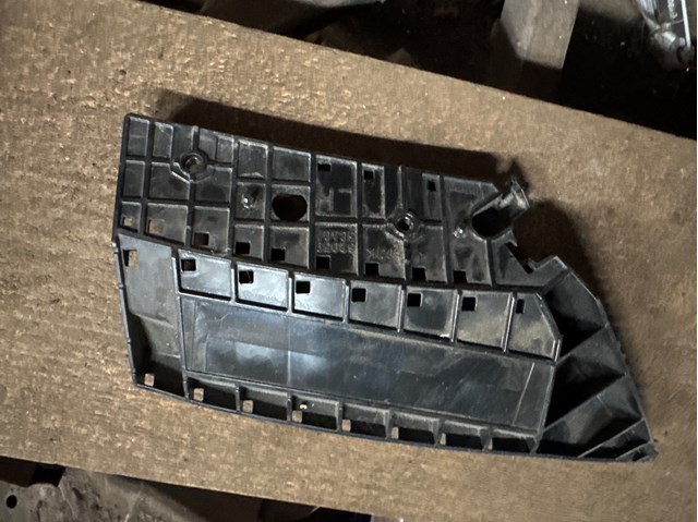 Лівий кронштейн переднього бампера 620595CA0A NISSAN