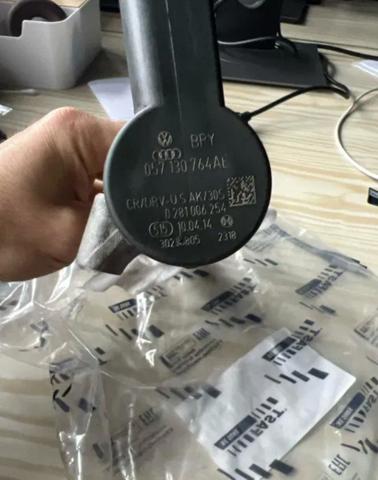 Регулятор тиску палива в паливній рейці 057130764AE VAG