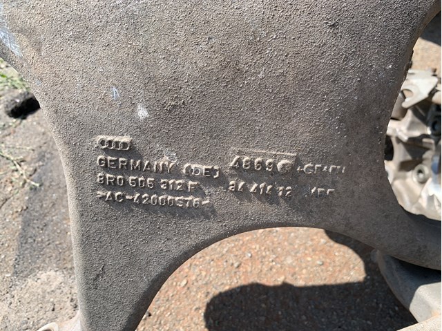 Важіль задньої підвіски нижній, правий 8R0505312F VAG