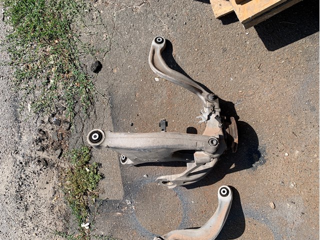 Цапфа поворотна ліва 8R0505431F VAG