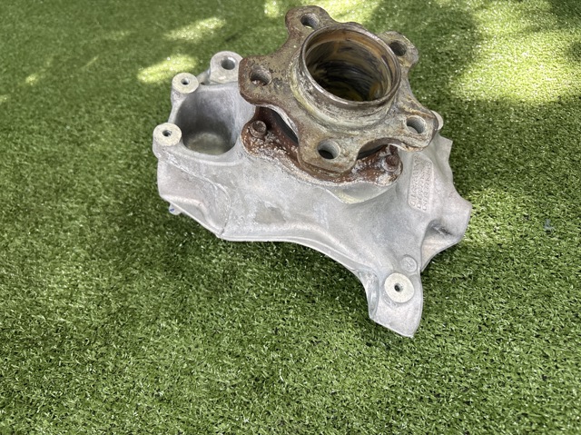 Кулак поворотний передній лівий 31206878609 BMW