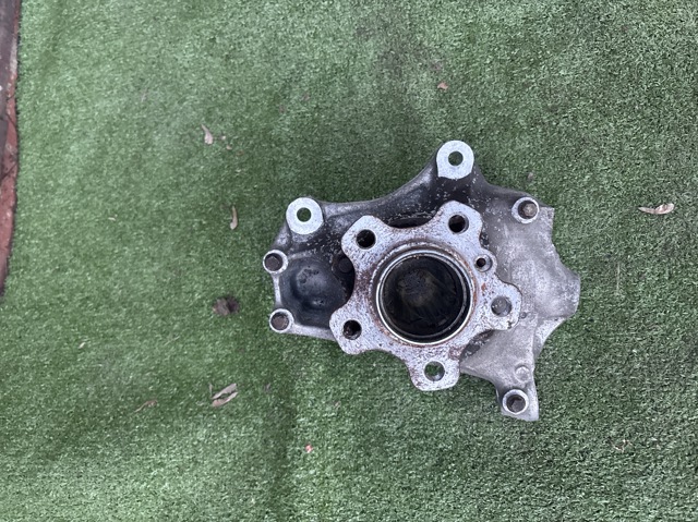 Кулак поворотний передній лівий 31216877143 BMW