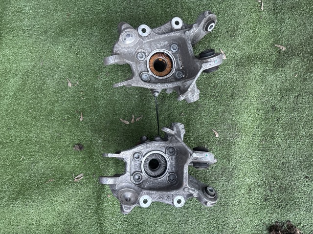 Цапфа поворотна права 33306898480 BMW