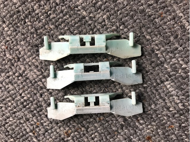 Скло лобове MB814154 MITSUBISHI