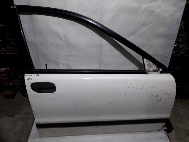 Пасажирські передні двері 30632667 VOLVO
