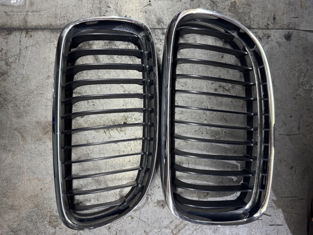 Решітка радіатора ліва 51137201967 BMW