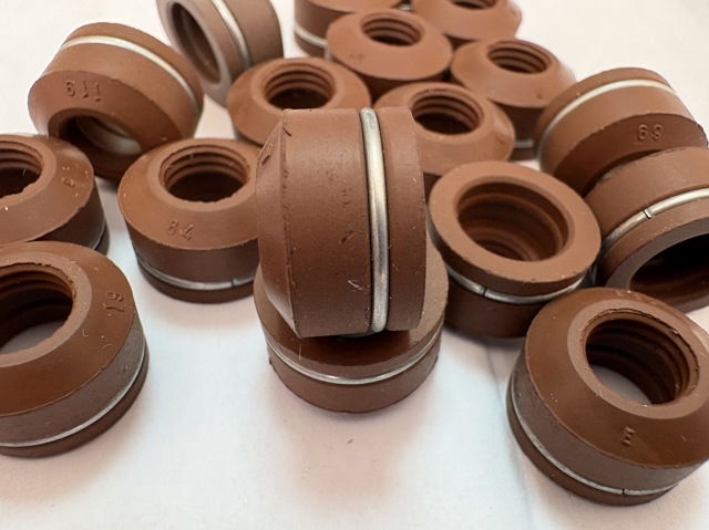 Сальник клапана (маслознімний), випускного 1622047 ELWIS ROYAL