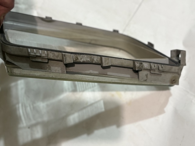 Скло лівого ліхтаря 2028200966 MERCEDES