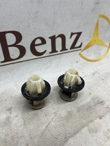 Кліпса кріплення накладок порогів A0009917298 MERCEDES