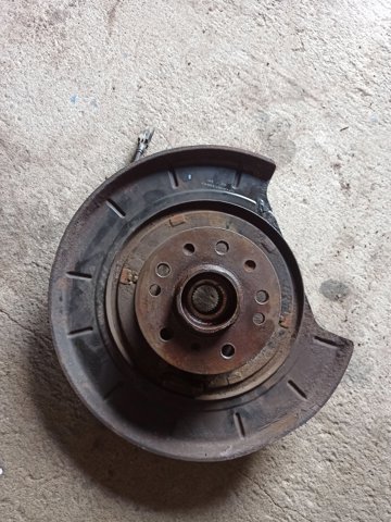 Цапфа поворотна права A1643501408 MERCEDES