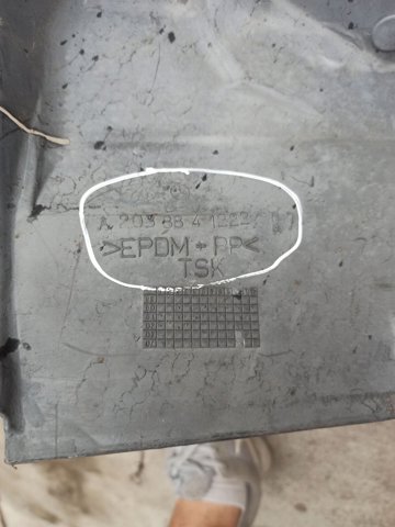 Підкрилок переднього крила, правий задній A2038841222 MERCEDES