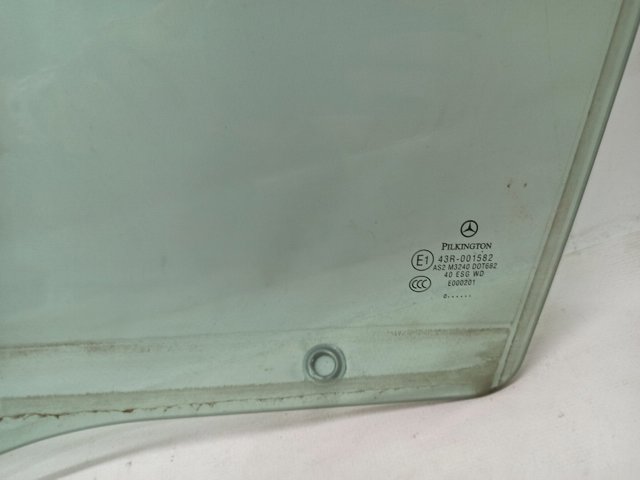 Скло задньої двері лівої A2047350110 MERCEDES