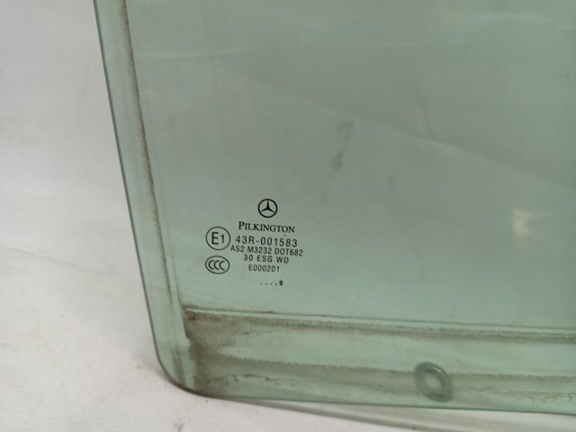 Скло задньої двері правої A2047350210 MERCEDES