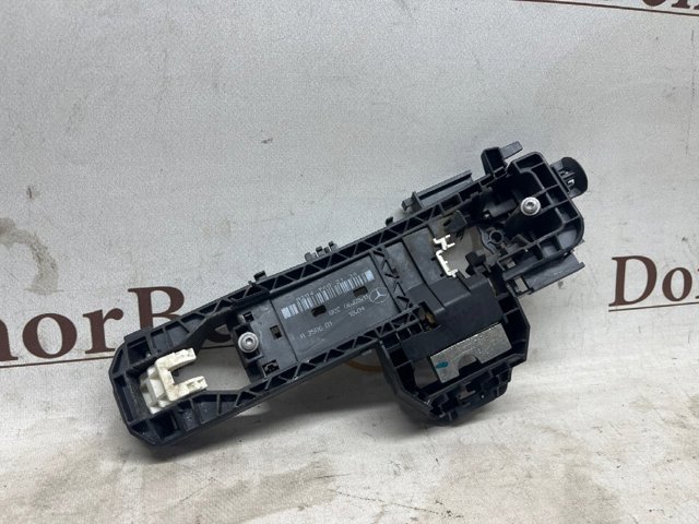 Тримач зовнішньої ручки дверей, задніх лівих A2047602134 MERCEDES