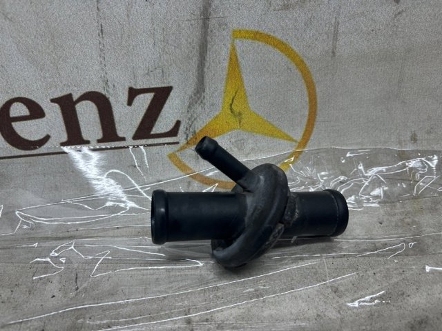 Штуцер шлангів в моторному щиті A2108320015 MERCEDES