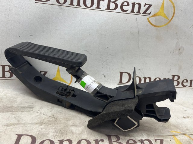 Підаль газу A2113000404 MERCEDES