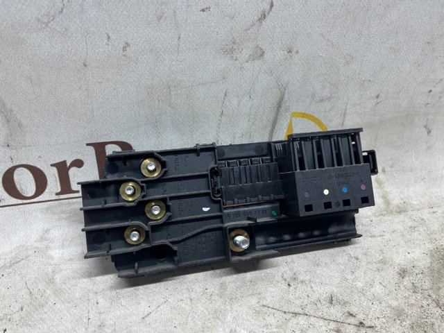 Коробка запобіжників A2115452301 MERCEDES