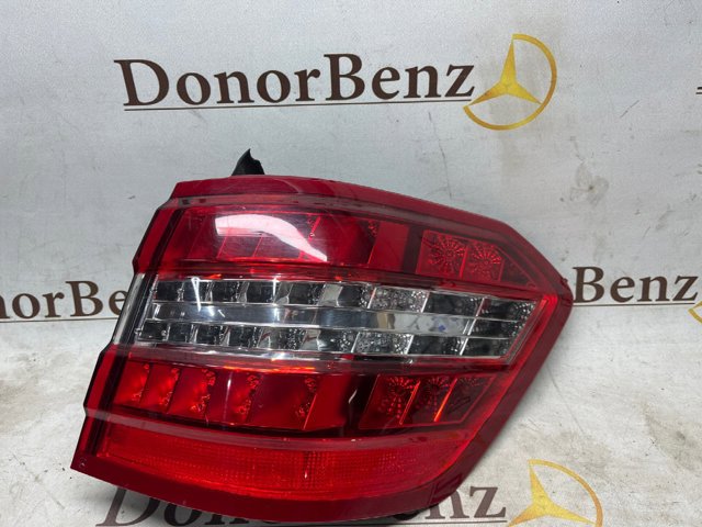 Задній правий зовнішній ліхтар A2128204064 MERCEDES