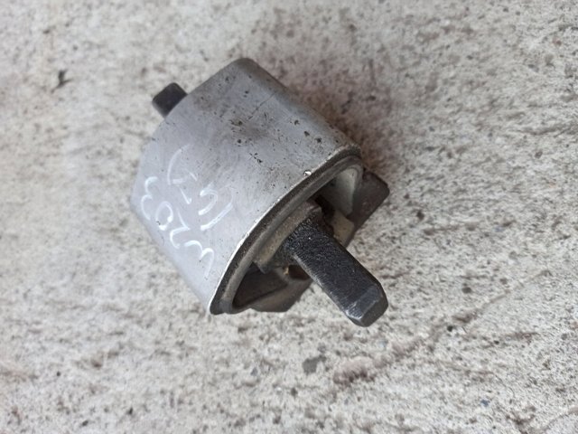 Подушка коробки передач Mercedes C