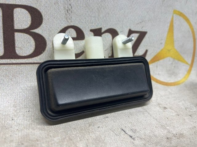 Кнопка приводу замка 3/5 дверей (ляди) / кришки багажника A2218702410 MERCEDES
