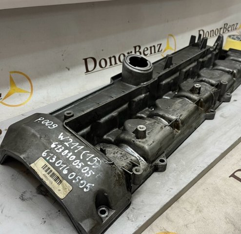 Кришка двигуна Mercedes E