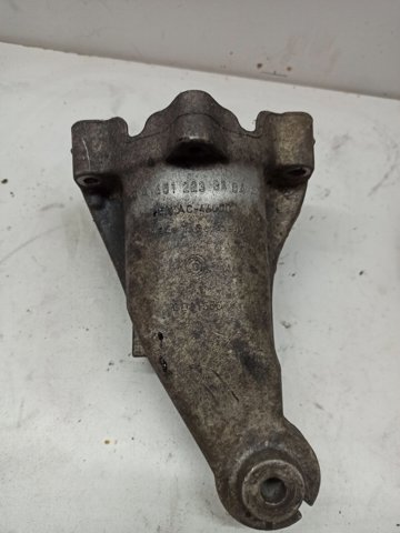 Кронштейн подушки (опори) двигуна, правої A6512233404 MERCEDES