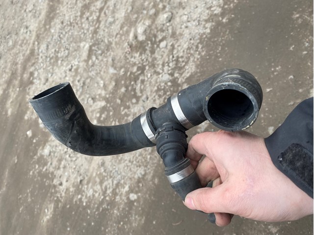 Шланг/патрубок водяного насоса, приймальний 11537603511 BMW