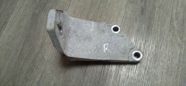 Кронштейн подушки (опори) двигуна, правої 112323NF0A NISSAN