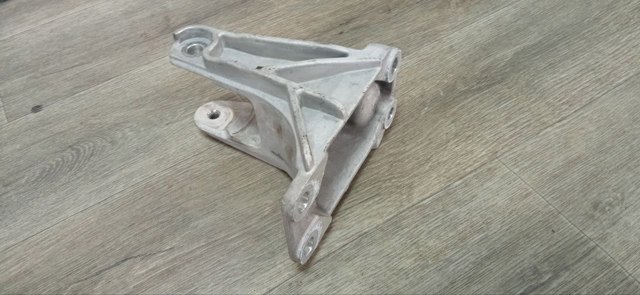 Кронштейн подушки (опори) двигуна, задньої 113333NF0A NISSAN