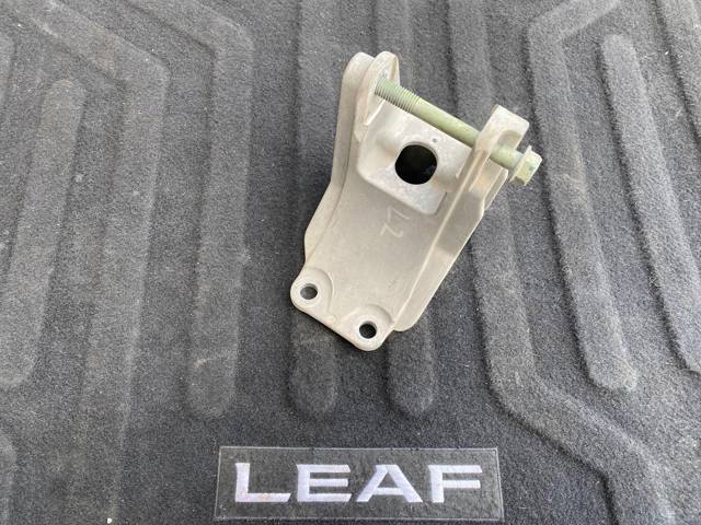 Кронштейн подушки (опори) двигуна, задньої 113333NF0A NISSAN