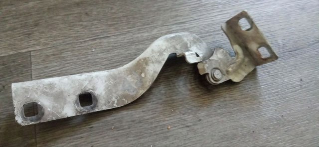 Шарнір капота правий 1342114080 PEUGEOT