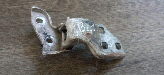 Дверний шарнір водійських дверей 1364057080 PEUGEOT