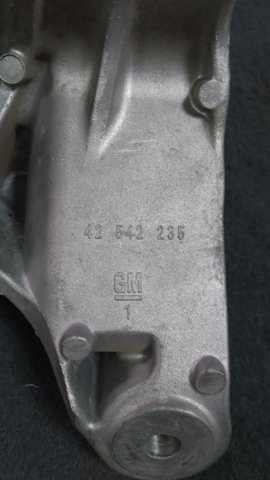 Кронштейн подушки (опори) двигуна, задньої 42542235 GM