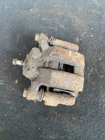Задній гальмівний супорт лівий 440113NF0A NISSAN