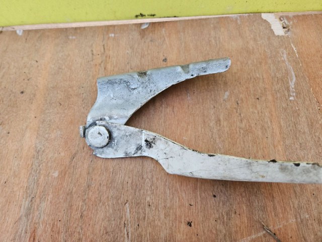 Петля капота, права 6C1116800AC FORD