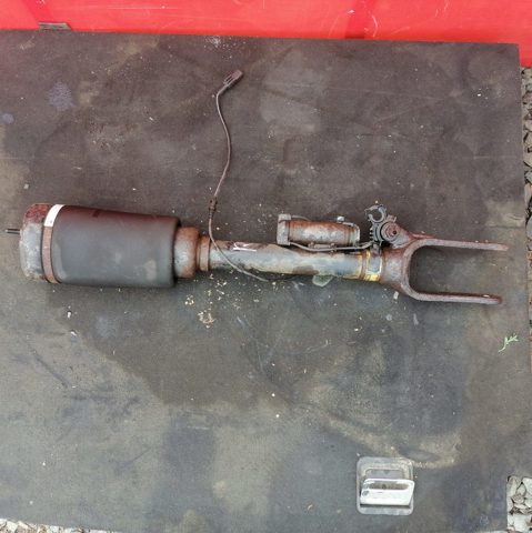 Амортизатор передньої підвіски A1643205813 MERCEDES