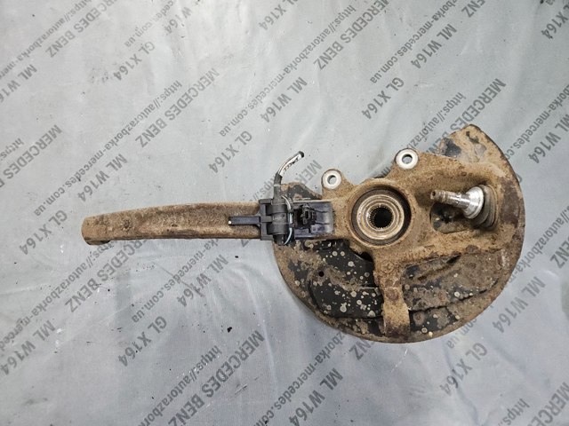 Цапфа поворотна права A1643302220 MERCEDES
