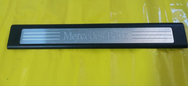 Накладка дверного порога внутрішня, передні праві A1646803435 MERCEDES