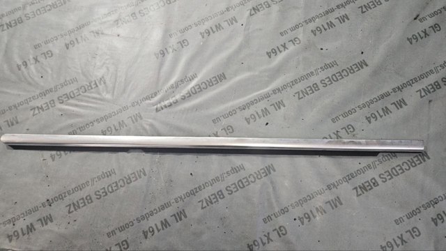 Молдинг опускного скла нижній, двері задньої, лівої A1646907980 MERCEDES