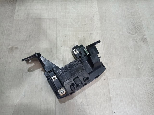 Коробка запобіжників A1665402950 MERCEDES