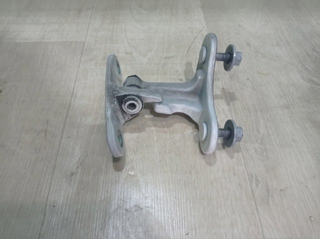 Петля передніх дверей лівих A1667200137 MERCEDES