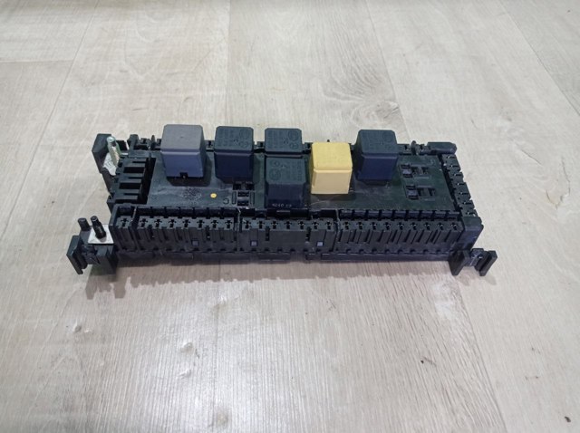 Коробка запобіжників A1669063901 MERCEDES